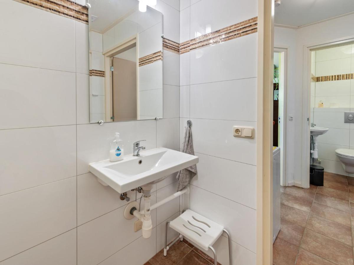 Enticing Holiday Home In Eastermar Near Burgumer Mar Lake Hoogzand Exteriör bild