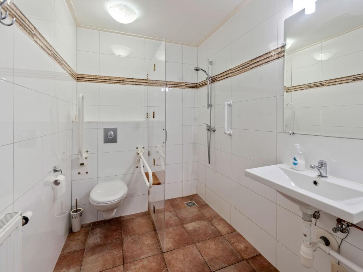 Enticing Holiday Home In Eastermar Near Burgumer Mar Lake Hoogzand Exteriör bild